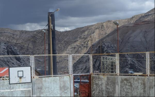 La chimenea del Complejo Metalúrgico de La Oroya, en Perú, vista desde un campo deportivo